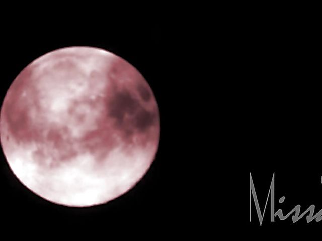 Scary handjob in the dark from a blonde girl