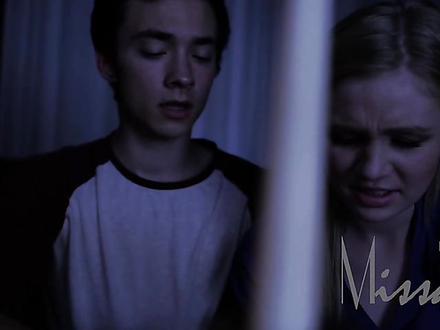 Scary handjob in the dark from a blonde girl