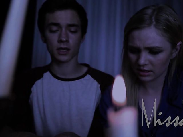 Scary handjob in the dark from a blonde girl