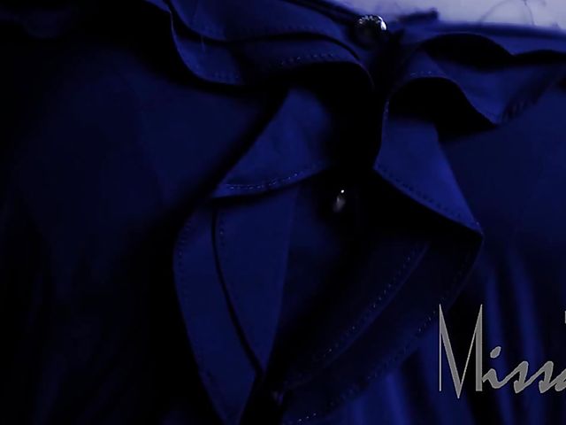 Scary handjob in the dark from a blonde girl