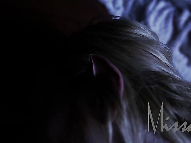 Scary handjob in the dark from a blonde girl