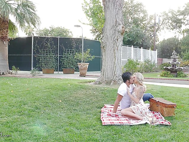 Slim teen Emma Hix gets nailed in the open air