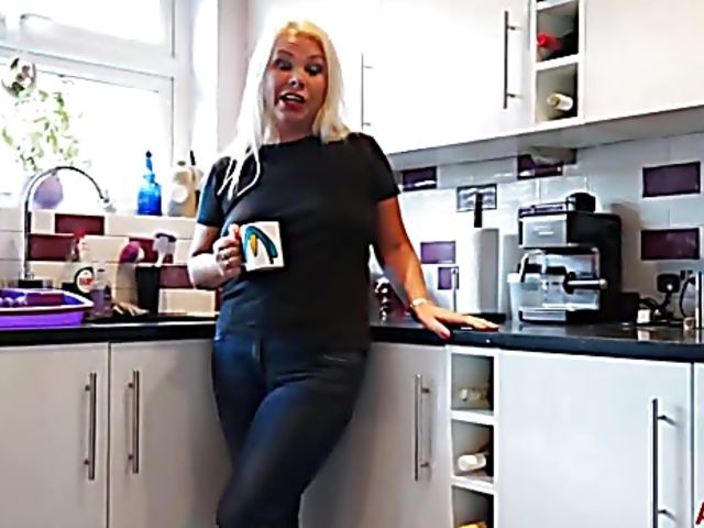 Chubby MILF Francesca Kitten gets nude