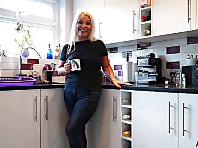 Chubby MILF Francesca Kitten gets nude