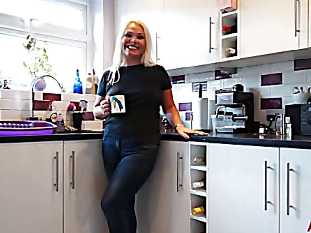 Chubby MILF Francesca Kitten gets nude