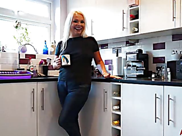 Chubby MILF Francesca Kitten gets nude