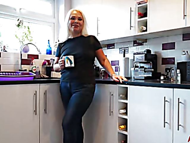 Chubby MILF Francesca Kitten gets nude