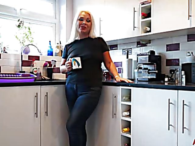 Chubby MILF Francesca Kitten gets nude