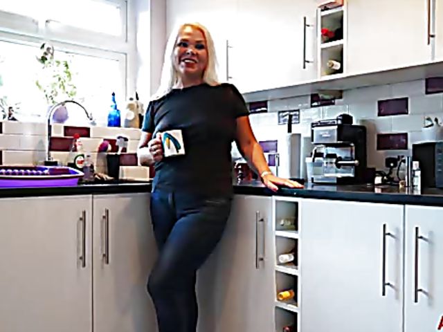 Chubby MILF Francesca Kitten gets nude