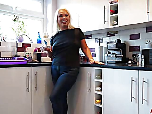 Chubby MILF Francesca Kitten gets nude