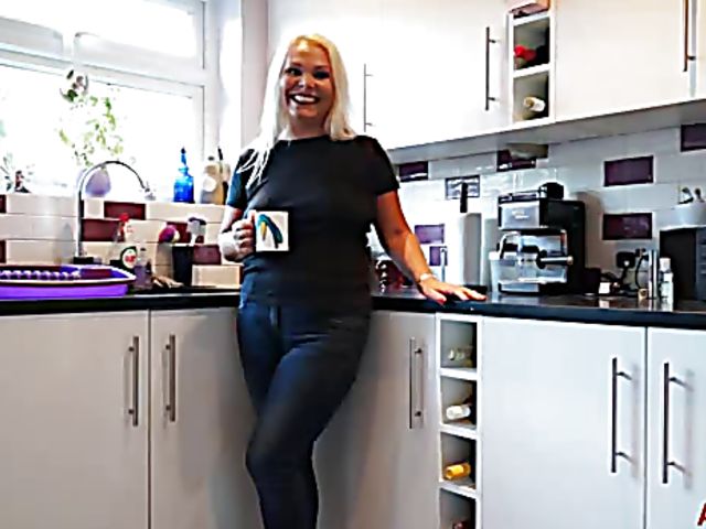 Chubby MILF Francesca Kitten gets nude