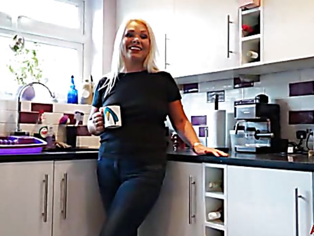 Chubby MILF Francesca Kitten gets nude