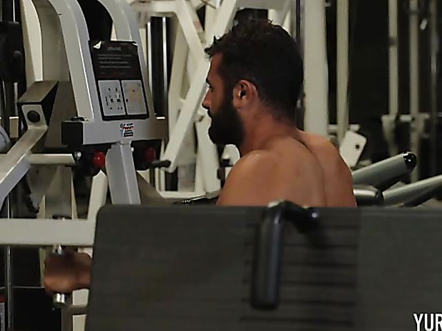 Gym threesome with latinas Yuri Luv and Veronica Rodriguez