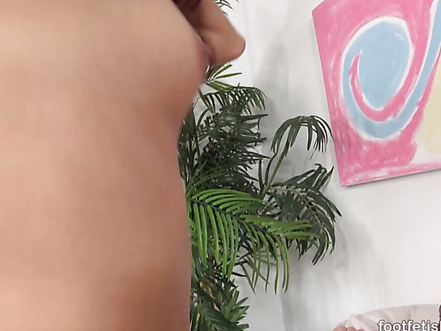 Kara Faux flaunts her teen feet and gets banged