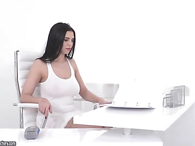 Raven Kira Queen with huge melons gets humped