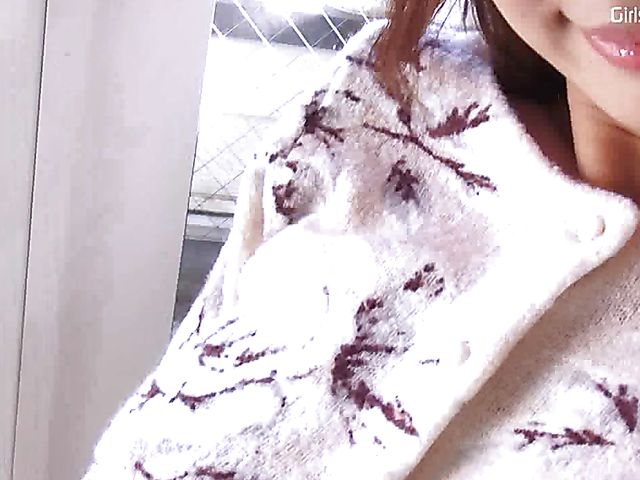 Japanese shaver Mikie pussy closeup