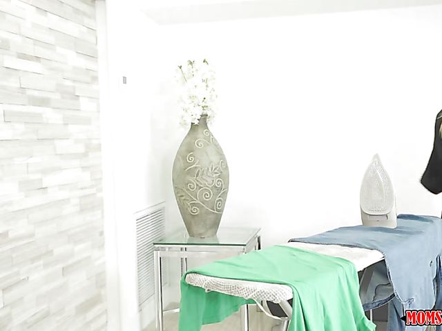 MILF Alexis Fawx and teen Khloe Kapri shower threesome