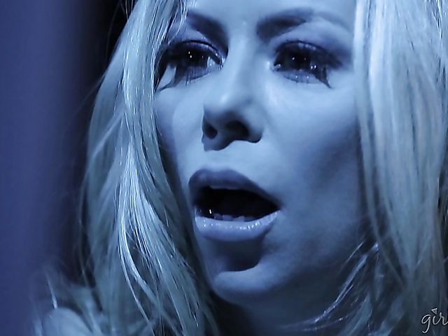 Lesbian MILF seduces nerdy girl Serena Blair