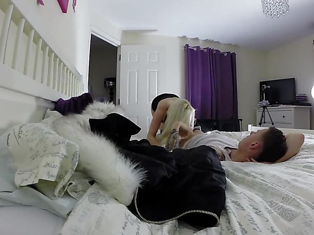 UK MILF Michelle Thorne gets down and dirty in bed