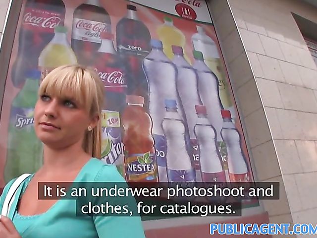 Car fuck with a blonde haired chick