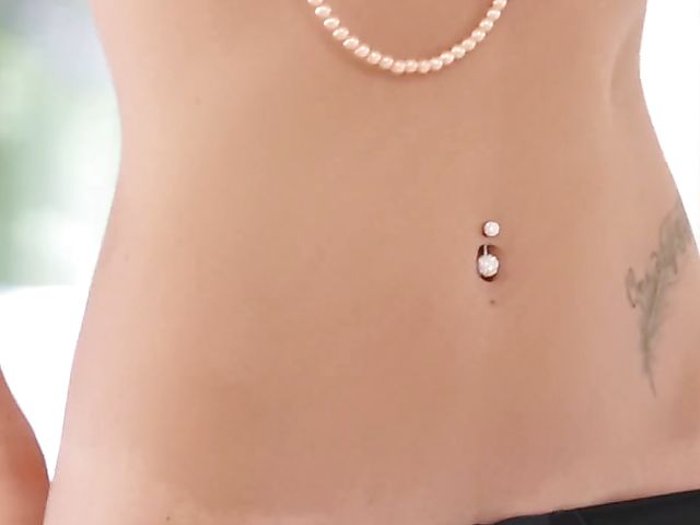 Glamour babe Ariana Marie fingers her snatch