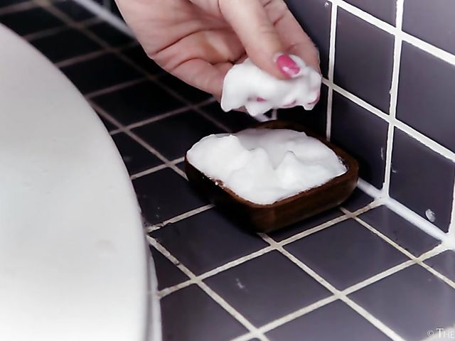 Cristal Caitlin shaving pussy in the bath