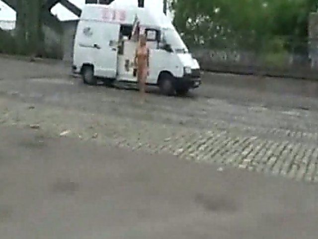 An amazing babe gets naked in the streets