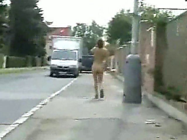 An amazing babe gets naked in the streets