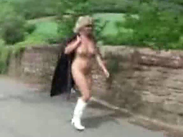 Sexy sluts who pose naked suck cock. 