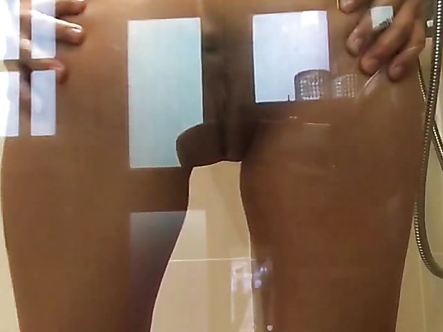 Anal squirting in the shower with Jynx Maze