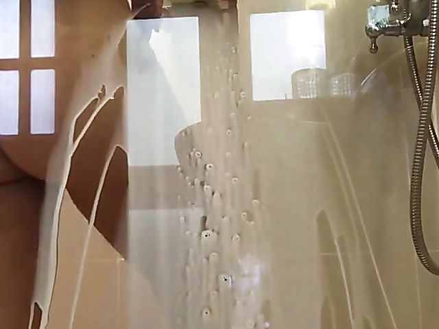 Anal squirting in the shower with Jynx Maze