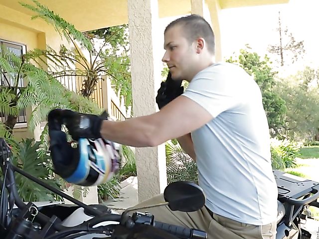 Vanessa Cage - MILF blowjob he wont soon forget