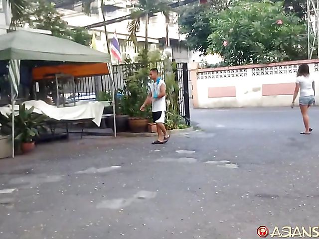Asian teen Su gets her tight cunt stretched