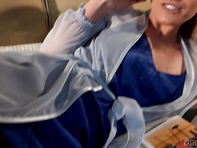 Mom Kathia Nobili gets slammed while on phone