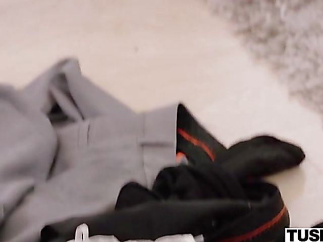 Skinny anal lover Andi Rye prefers a thick pole