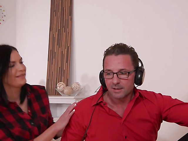 Euro teen Annie Wolf seduces a lucky man