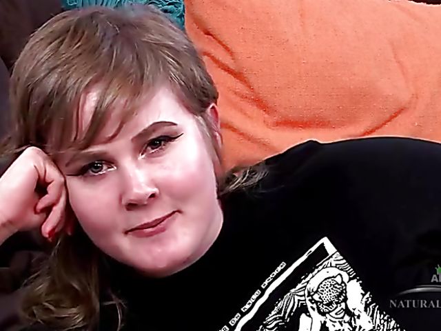 Tattooed Claire Daze vibrates her hairy cunt