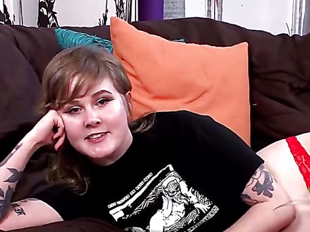 Tattooed Claire Daze vibrates her hairy cunt