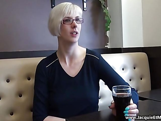 Amateur mom with pierced clit Eva gets tag teamed