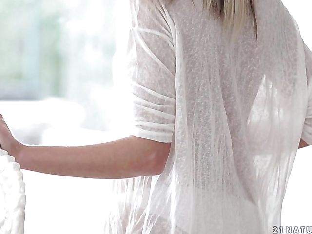 European babe gets a fuck in the morning