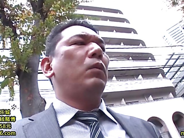 Skinny Japanese lady gets down and dirty