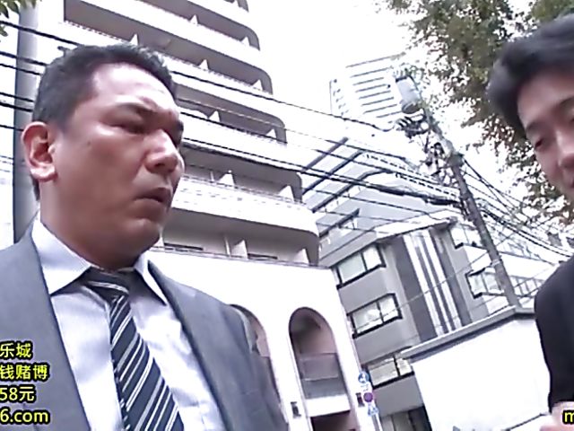 Skinny Japanese lady gets down and dirty