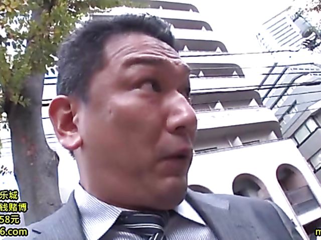 Skinny Japanese lady gets down and dirty