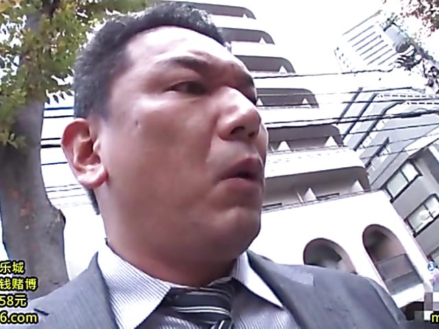 Skinny Japanese lady gets down and dirty