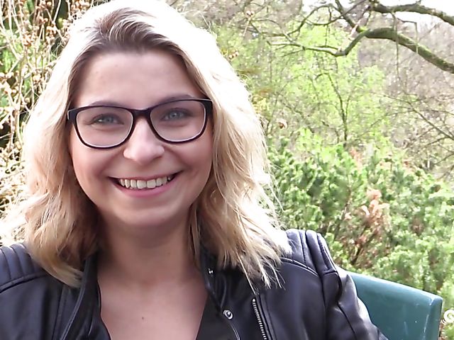 Kattie Hill solo orgasm with a brand new vibrator