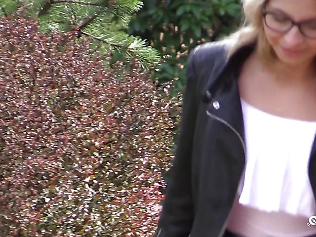 Kattie Hill solo orgasm with a brand new vibrator