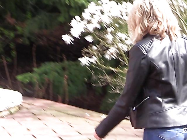 Kattie Hill solo orgasm with a brand new vibrator