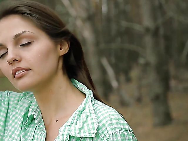 Flawless Alise Moreno gets naked in the woods