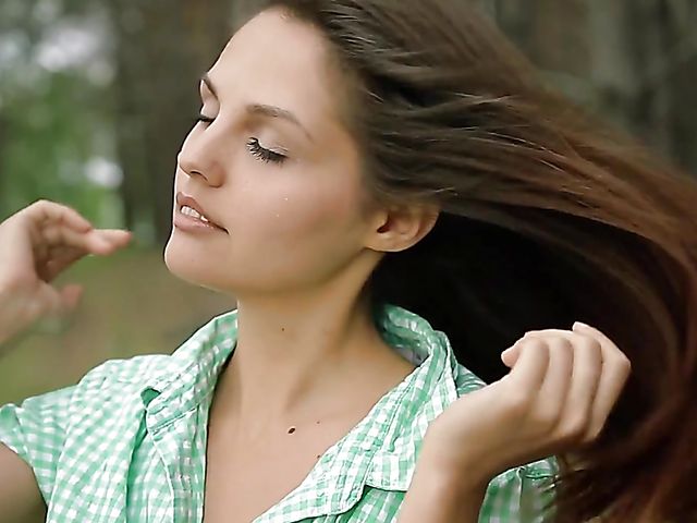 Flawless Alise Moreno gets naked in the woods