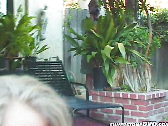 Hot babe gets a fuck in the garden